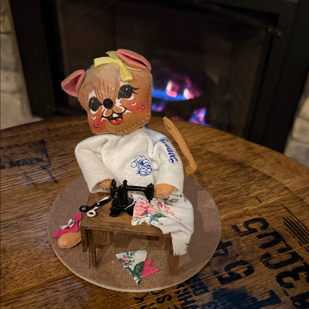 Vintage 1993 Annalee Factory in the Woods Sewing Mouse -So Adorable